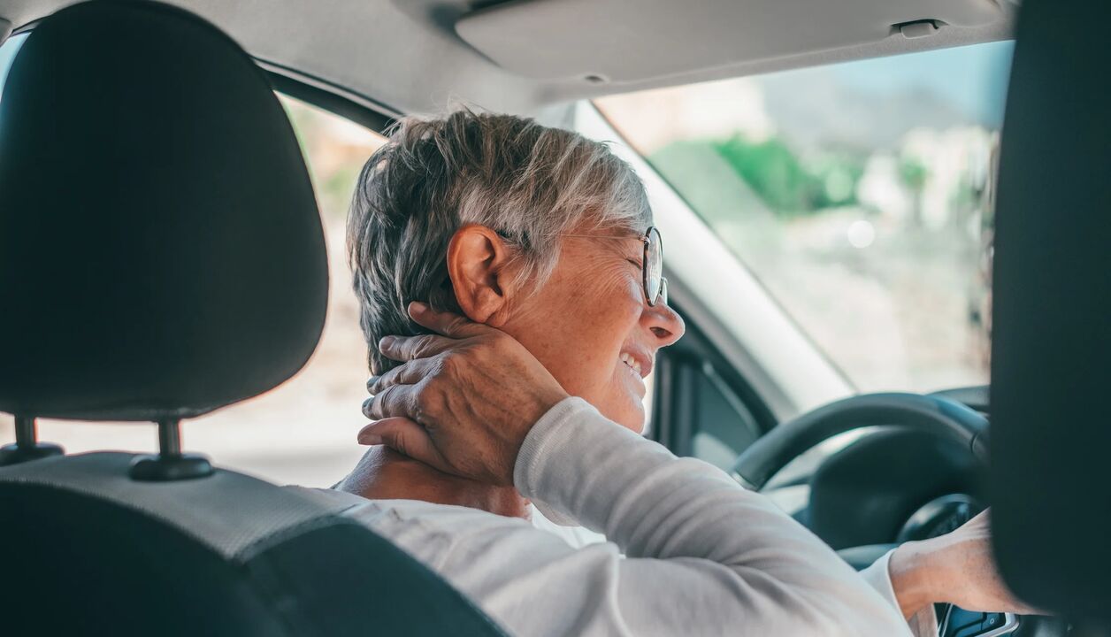 El desgaste de las vértebras relacionado con la edad suele manifestarse como dolor en personas mayores de 50 años. 