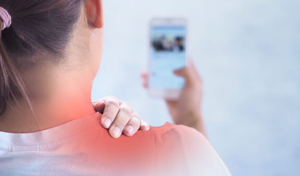 Muy a menudo, el cuello duele debido a una postura incorrecta, por ejemplo, cuando una persona usa un teléfono inteligente durante mucho tiempo. 