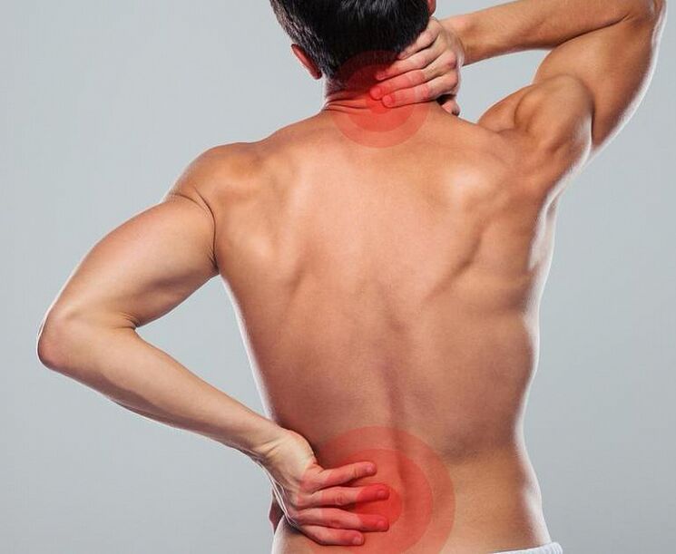 Un hombre tiene una osteocondrosis de la columna vertebral