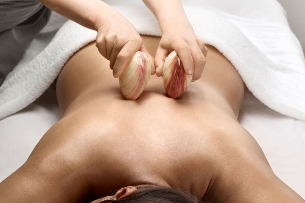 Un método para aliviar el dolor en la osteocondrosis es el masaje.